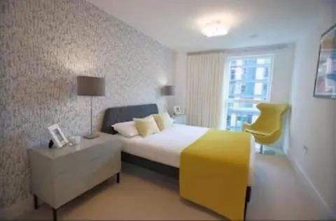 Modern Stylish Double Bedroom In Canary Wharf contacts